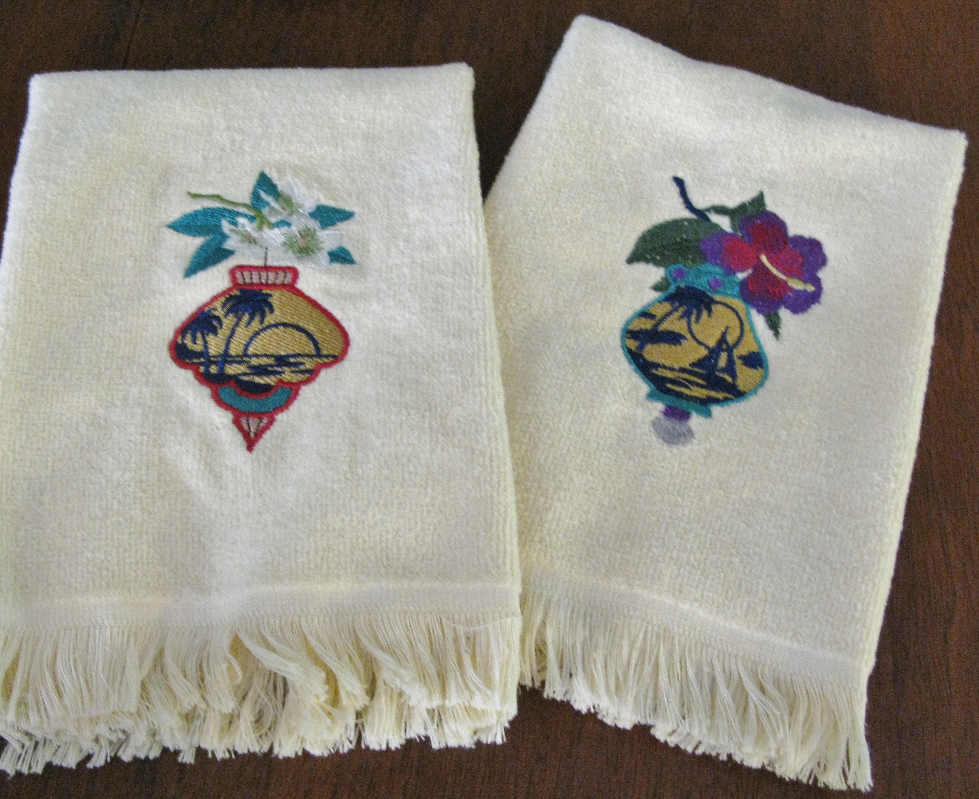 2-ivory-fingertip-christmas-towels